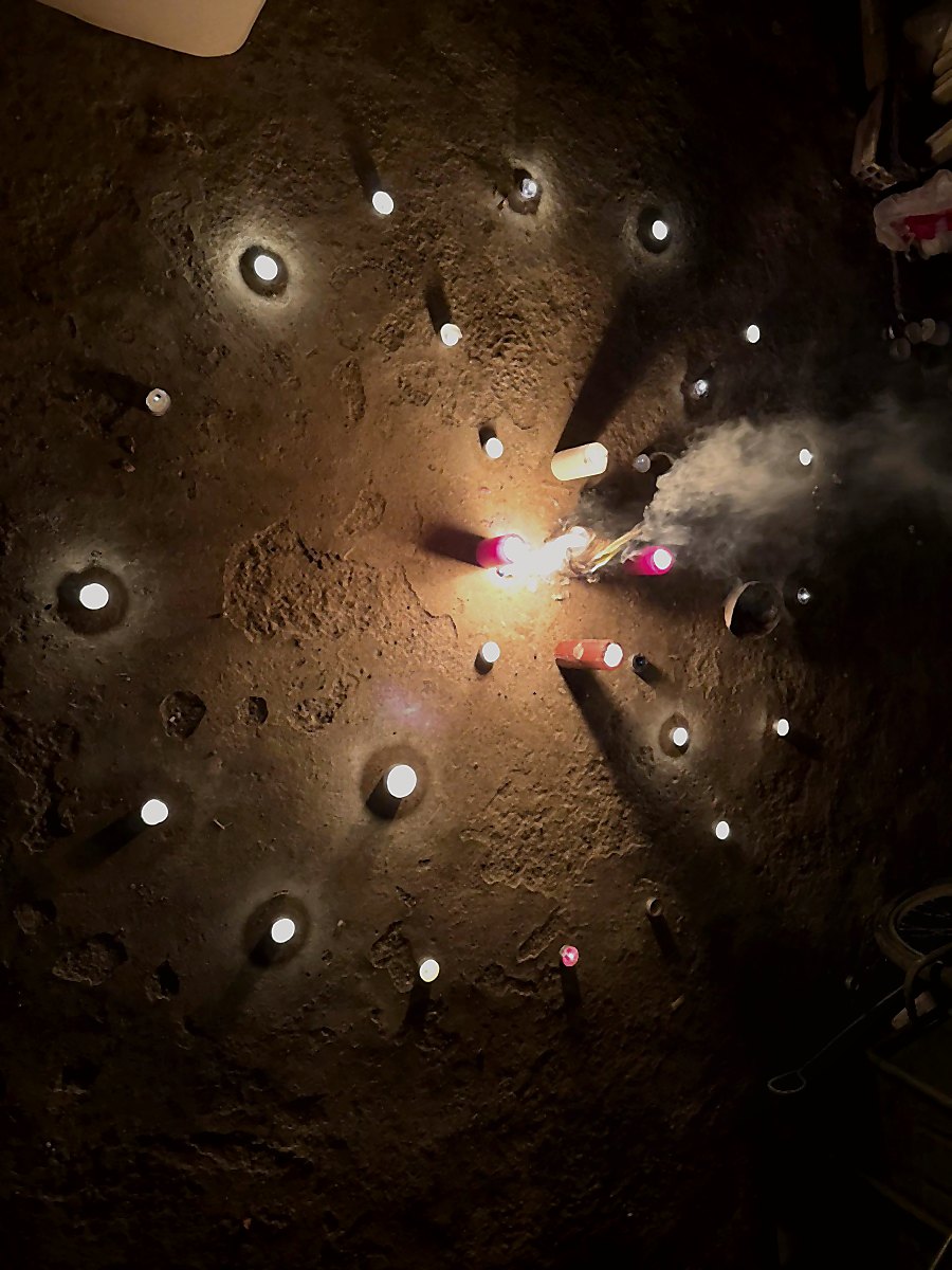 Cerchio rituale con candele e strumenti di alta ritualistica