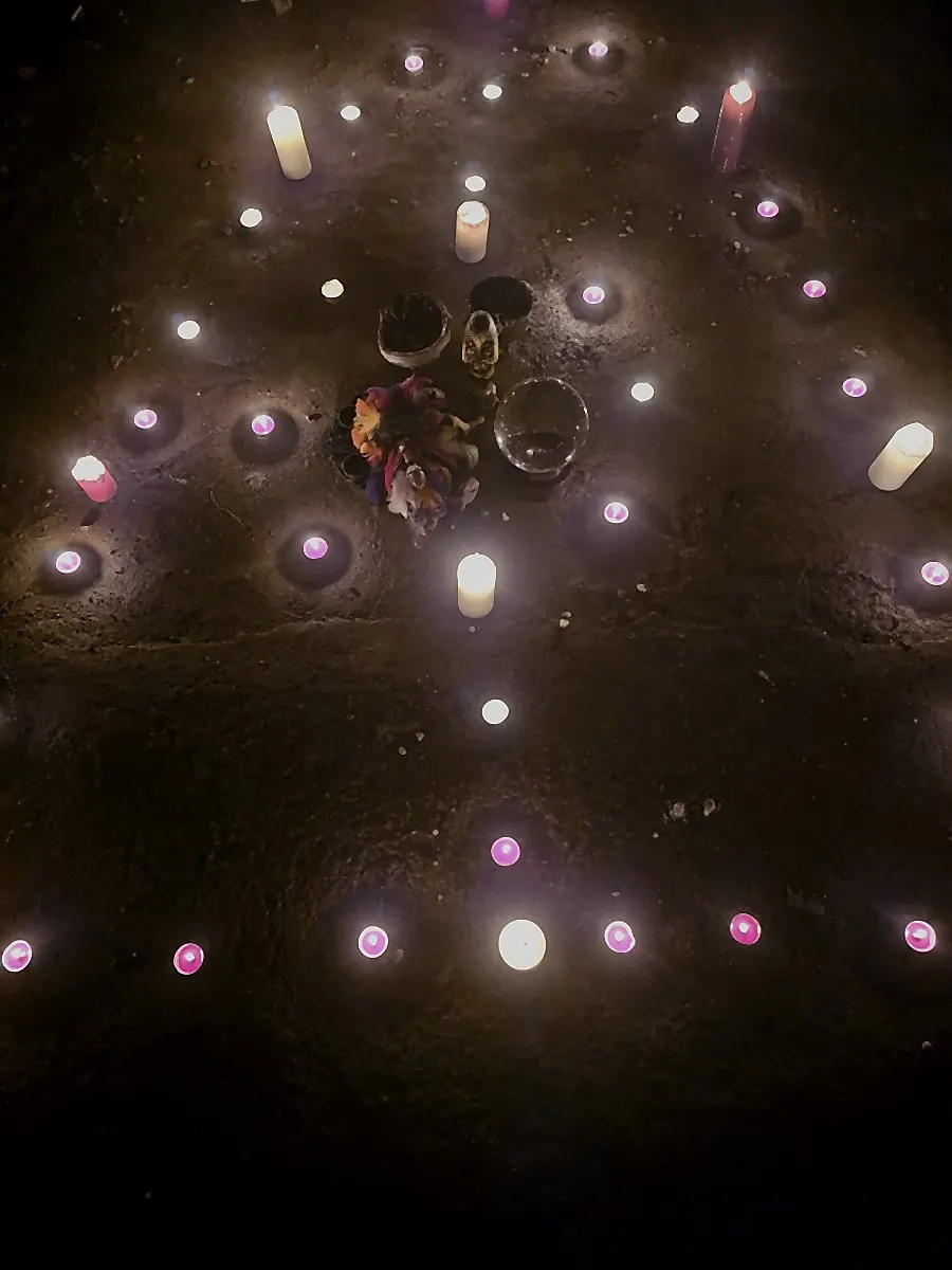 Cerchio rituale con candele e strumenti di lavoro