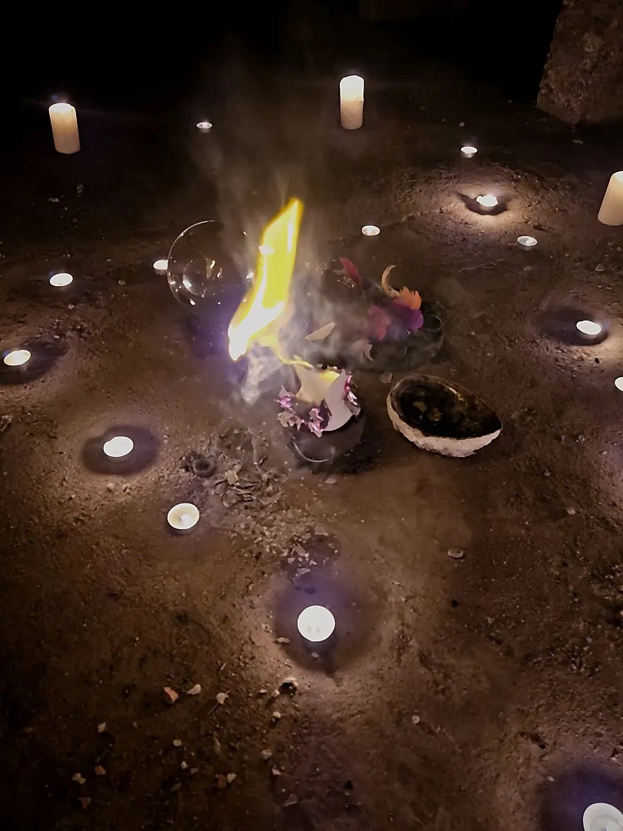 Rituale esoterico svolto in ambiente raccolto