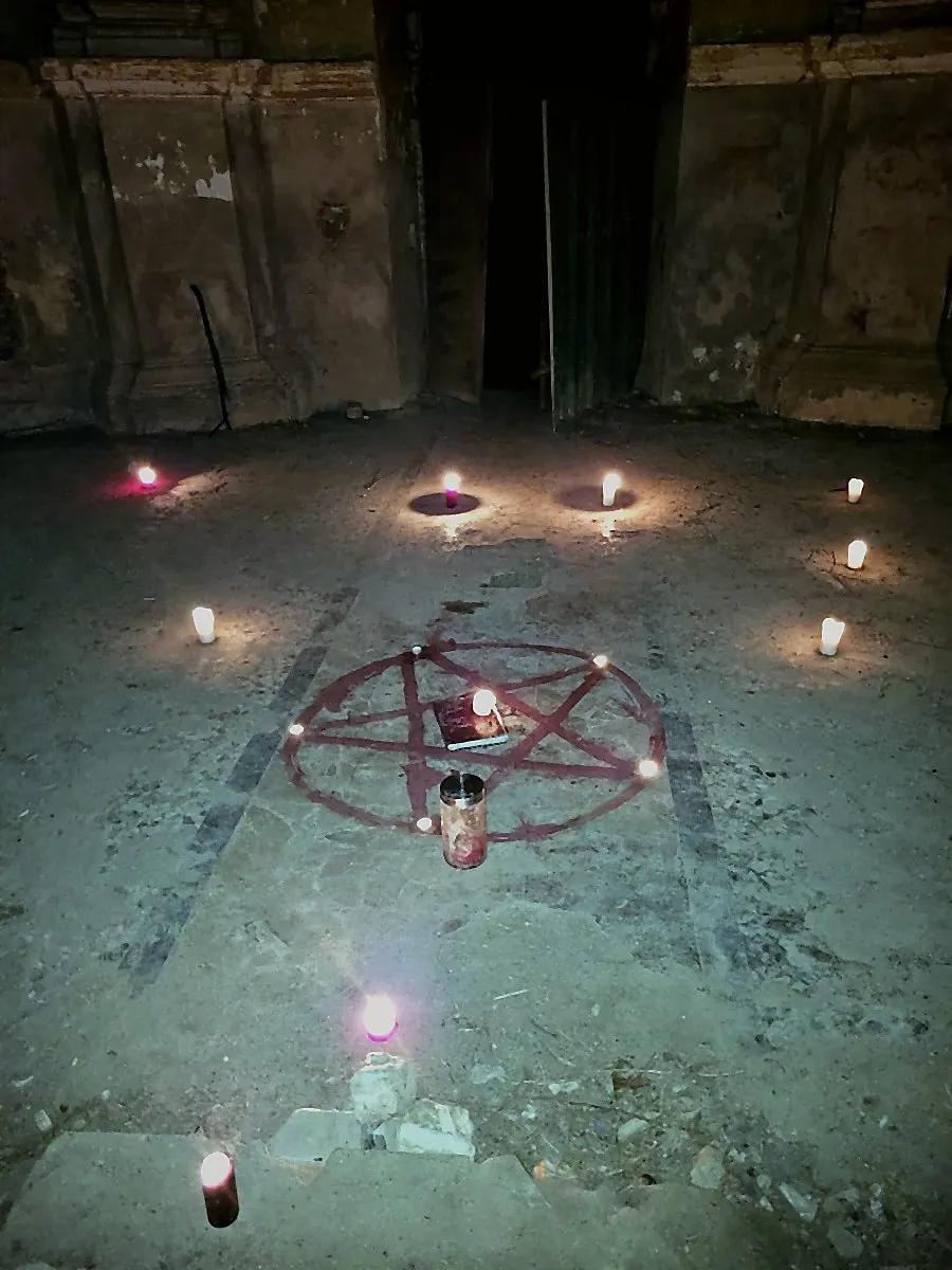 Luogo rituale selezionato con candele disposte a terra