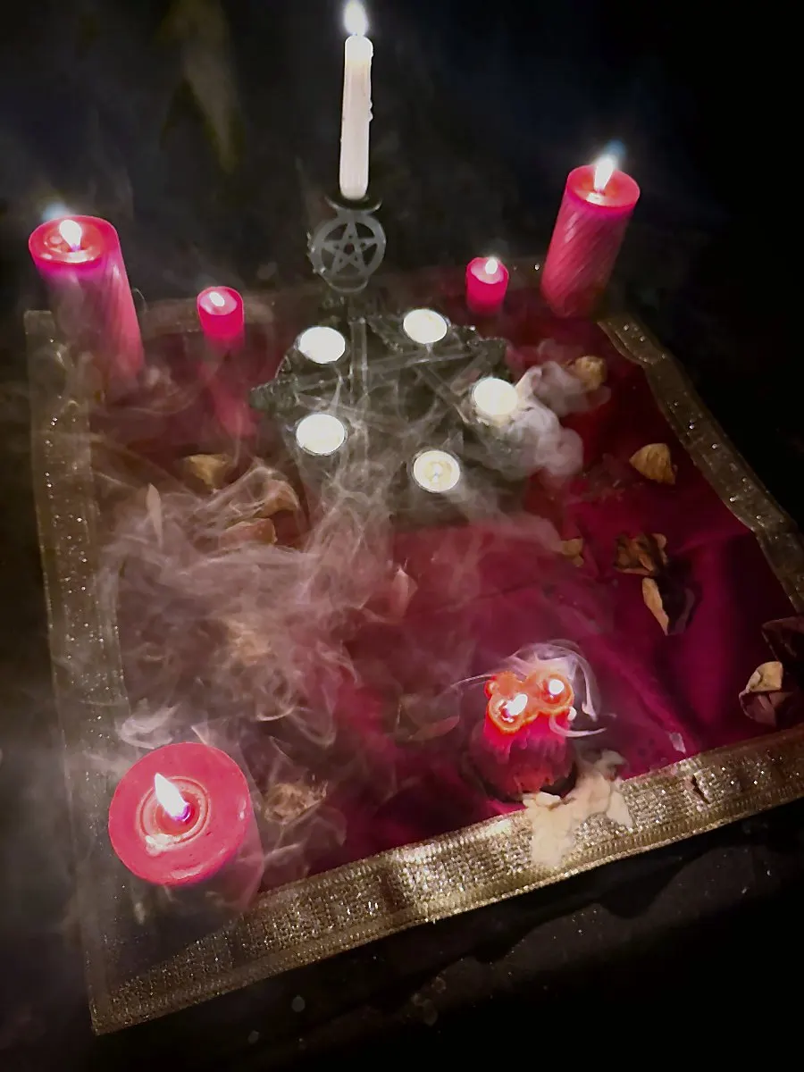 Rituale con candele rosse e preparazione sentimentale