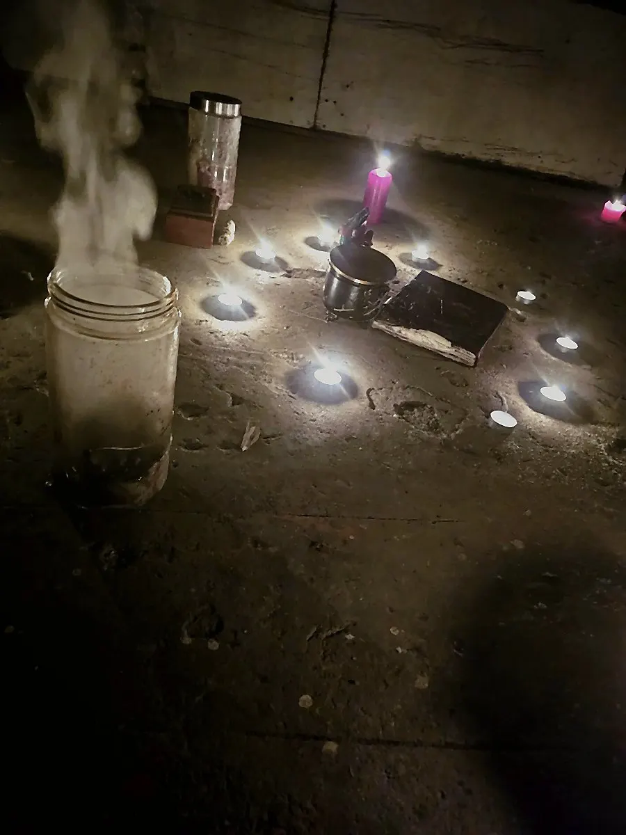 Rituale con fumo, candele e preparazione energetica