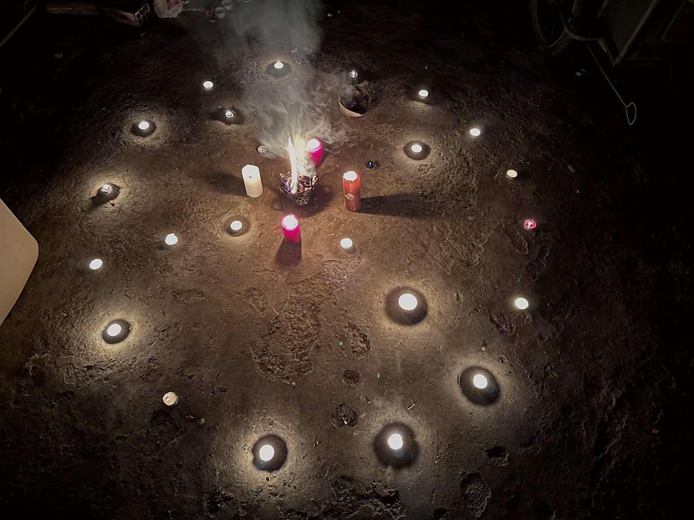 Ambiente rituale autentico scelto per concentrazione e raccoglimento